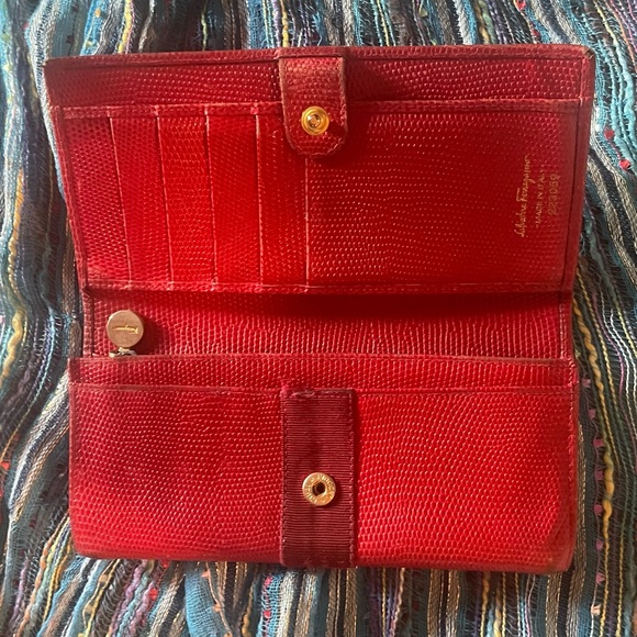 Red leather Salvatore Ferragamo long wallet. Apx 8 x 4“. Vintage condition. - Picture 8 of 14